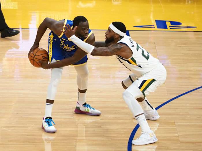 Royce O'Neale (23-white) defends Draymond Green (23-blue)